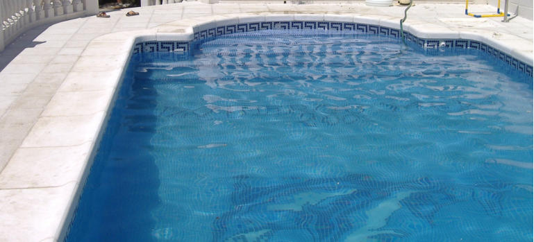 © Albardilla de piscina | Prefabricados Linares |  Tel/Fax.: 918 66 06 45 - Móvil: 625 57 22 09 / 652 80 01 48